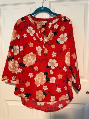 Lila Rose Medium Women's Red Floral Split-Neck Blouse